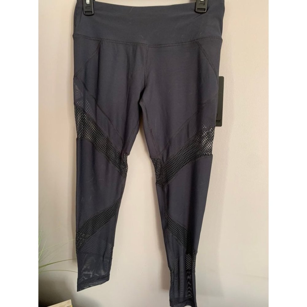 Mesh cutout medium  NWT leggings